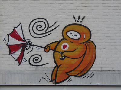 902763 Afbeelding van het graffitifiguurtje 'The Friendly Hero' van Mr. Kubus, met kapotte paraplu, op het terrein ...